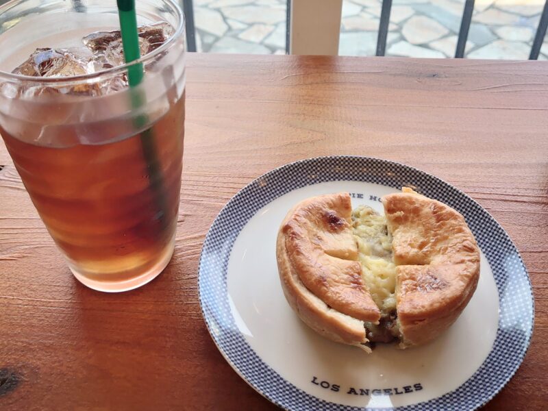 カフェのパイとドリンク
